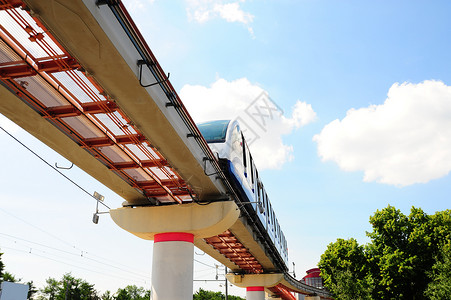 单体旅行技术交通通勤者火车车辆运输基础设施立交桥天空背景