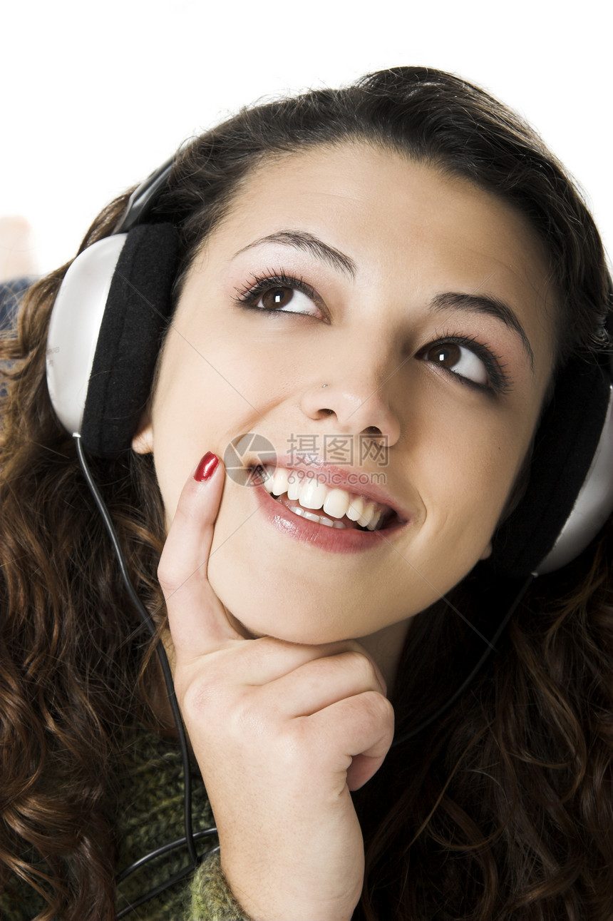 听音乐成人音乐幸福青年耳机青少年黑发岩石耳朵女孩图片