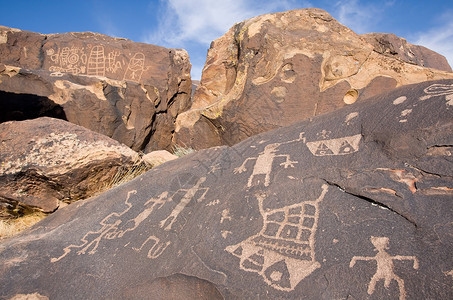 阿纳萨齐峡谷的Petroglyphs涂鸦岩画文化历史原住民文明雕刻品背景图片