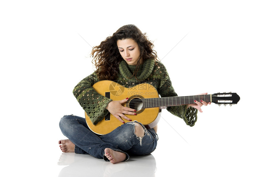 弹吉他牛仔裤青少年女孩冒充白色黑发仪器娱乐歌曲微笑图片
