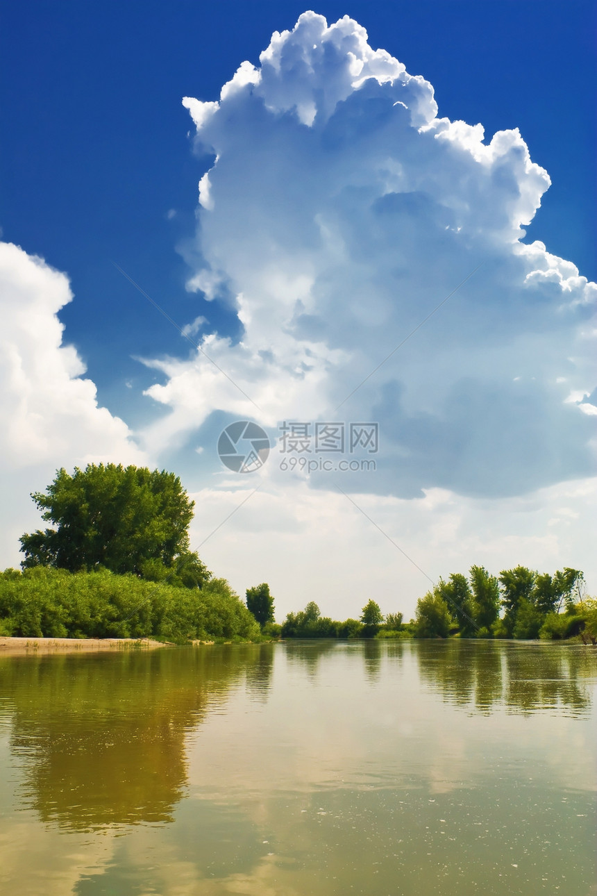 蓝色天空背景下的云层 河边的风景图片