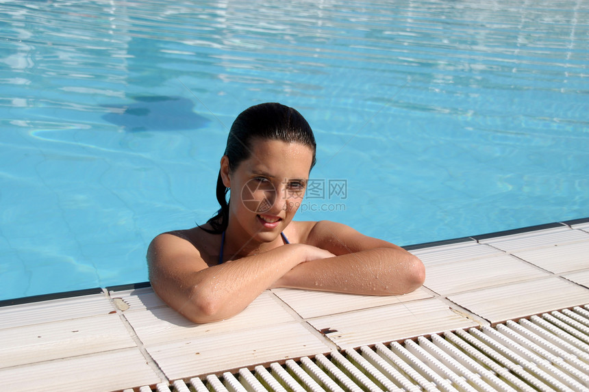 游泳池女生人数棕褐色泳装躯干游泳者酒店火花女孩阳光比基尼水池图片