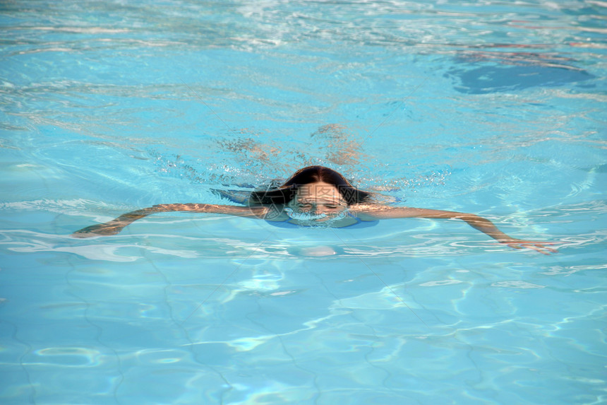 游泳池女生人数阳光晒黑数字比基尼蓝色游泳女士躯干女孩酒店图片