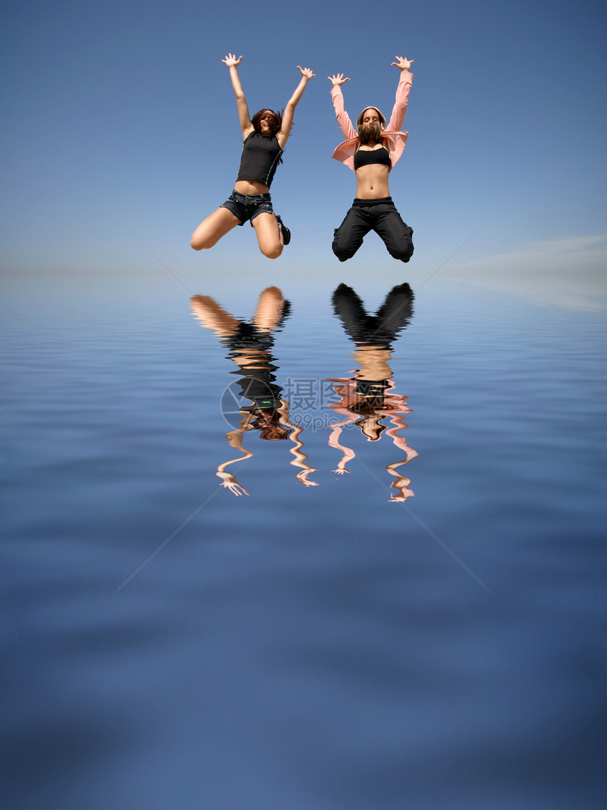 跳跃到水中空气晴天自由反射蓝色天空乐趣喜悦女士活力图片