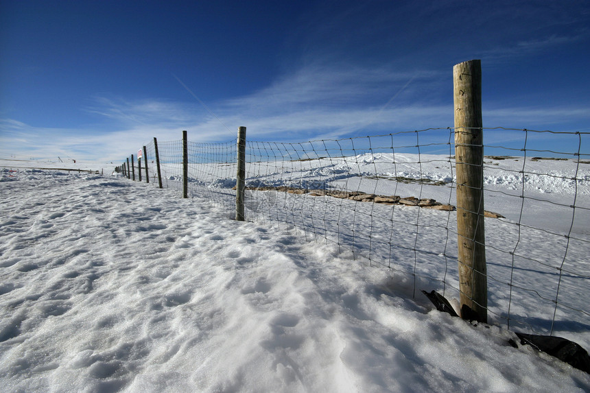 冬季风景蓝色栅栏季节岩石天空滑雪房子山脉粉末旅游图片