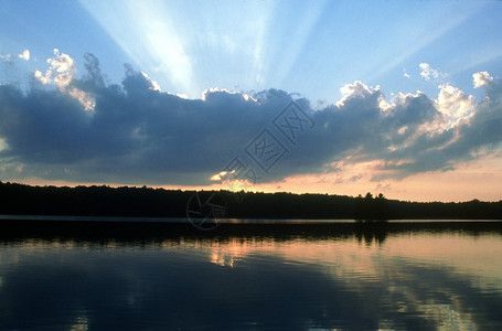 克拉克湖日光线背景图片