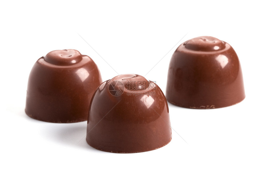 三个巧克力糖摄影松露宏观礼物美食产品甜点白色小吃食物图片