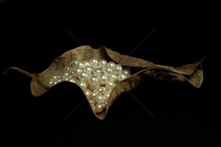 珍珠圆形光泽奢华叶子白色项链反射珠宝宝石宏观图片
