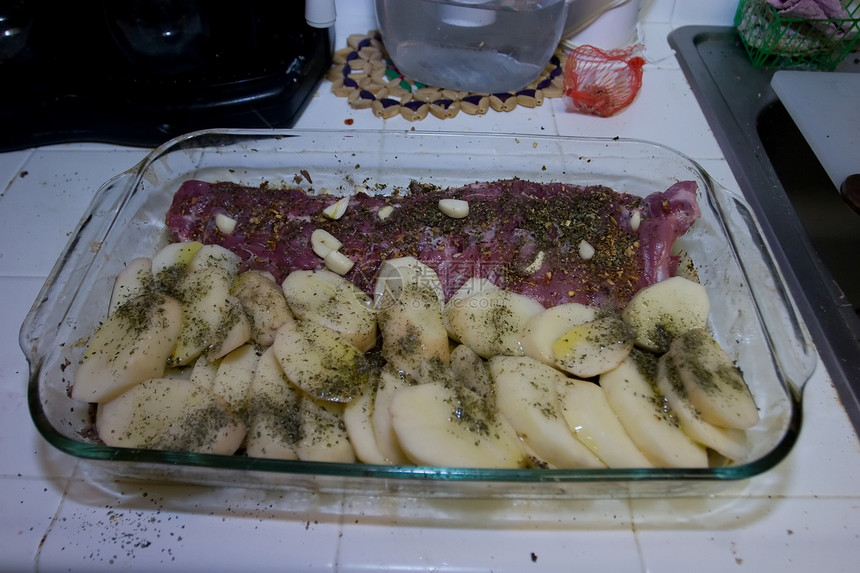 猪肉烤土豆香料小吃胡椒用餐美味炙烤蔬菜红色盘子腰部图片