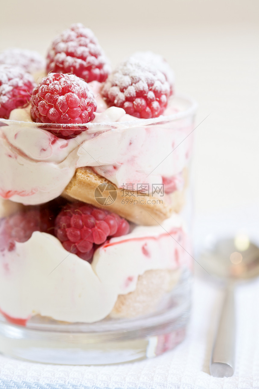 美味的草莓甜点烹饪覆盆子勺子美食食物水果奶制品图片