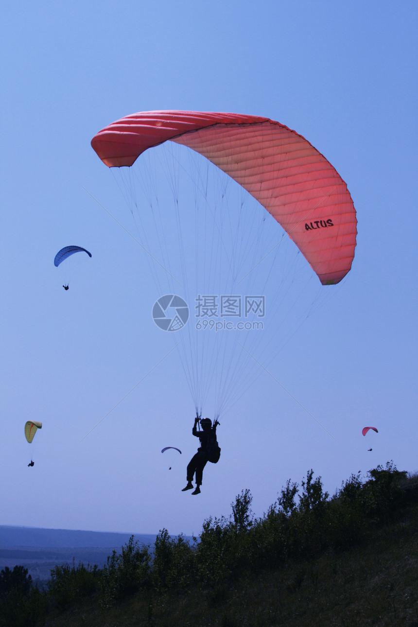 天空中的人自由空气蓝色飞行员高度航空运动红色图片