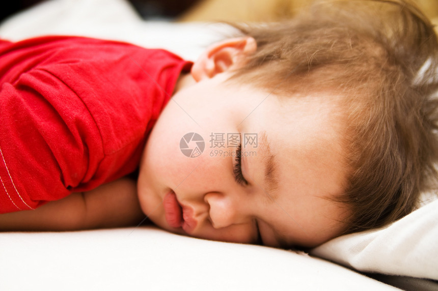 穿红衣服的男孩睡在床上生活男孩们和平就寝睡眠儿子安全时间家庭午睡图片