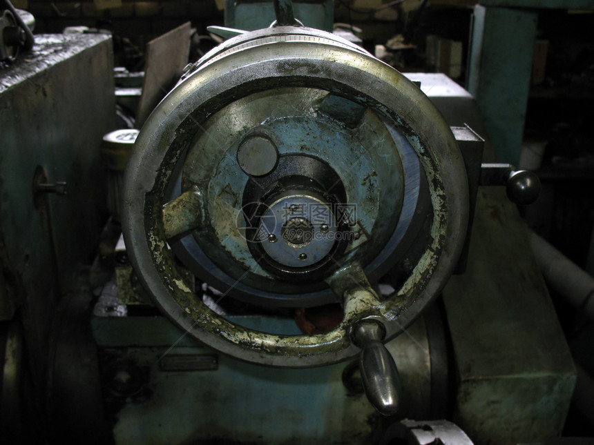 旧机器上的轮机图片