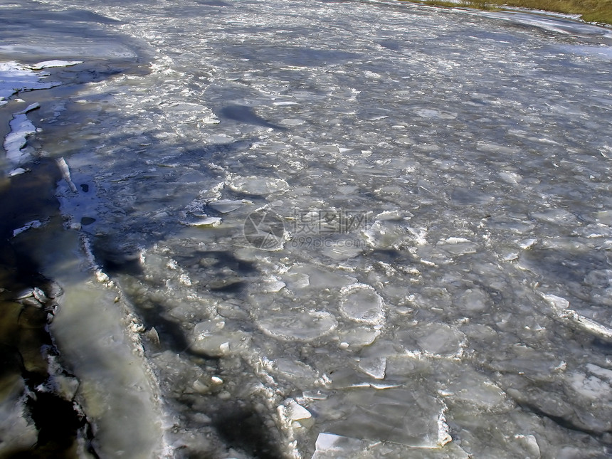 冰冻的河图片