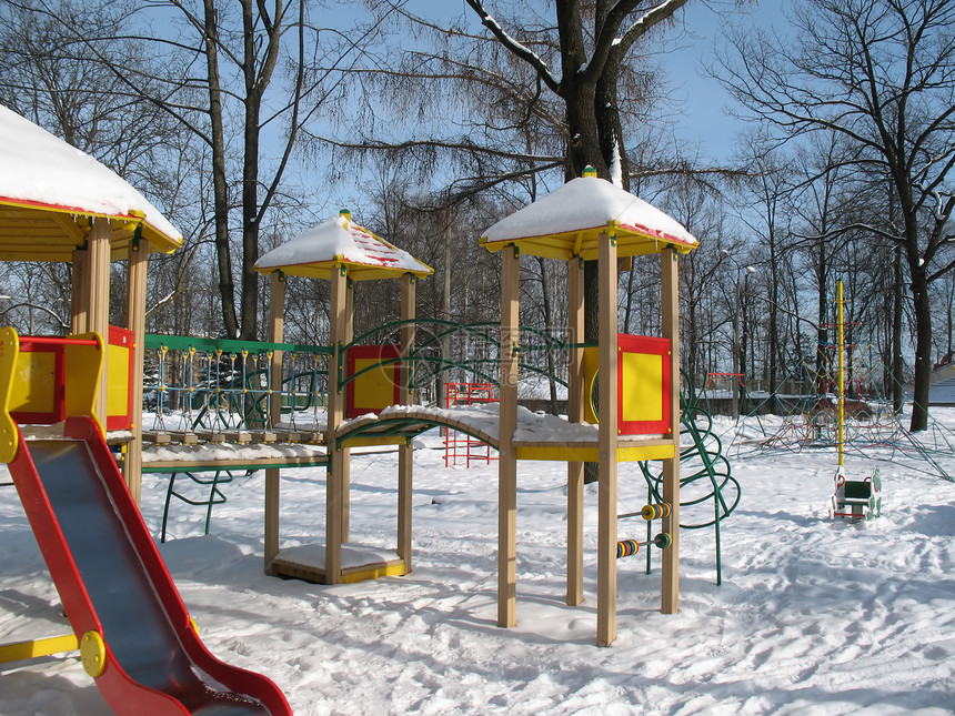 冬天阳光明媚的一天 儿童游乐场图片