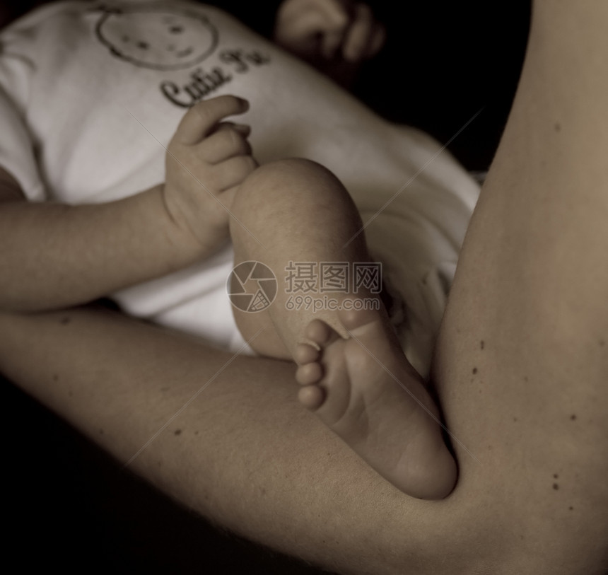 快乐的脚步家庭妈妈孩子新生婴儿指甲父母脚趾母亲女士图片