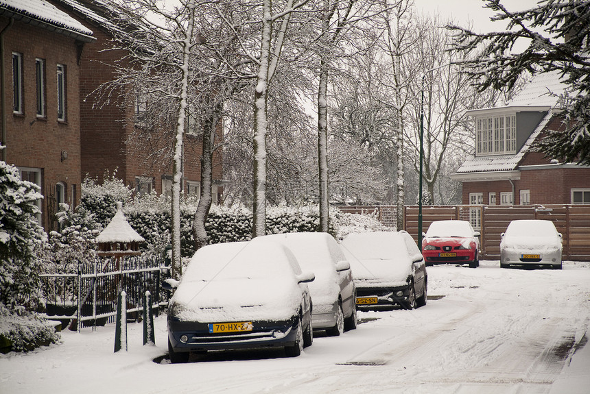 在荷兰的冬季运输天气村庄白色薄片街道仙境图片