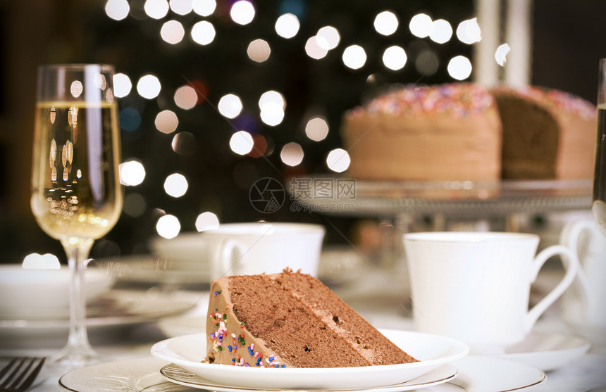 一块巧克力蛋糕放在桌子上蛋糕小雨育肥设置磨砂餐桌小吃糖果桌面配料图片