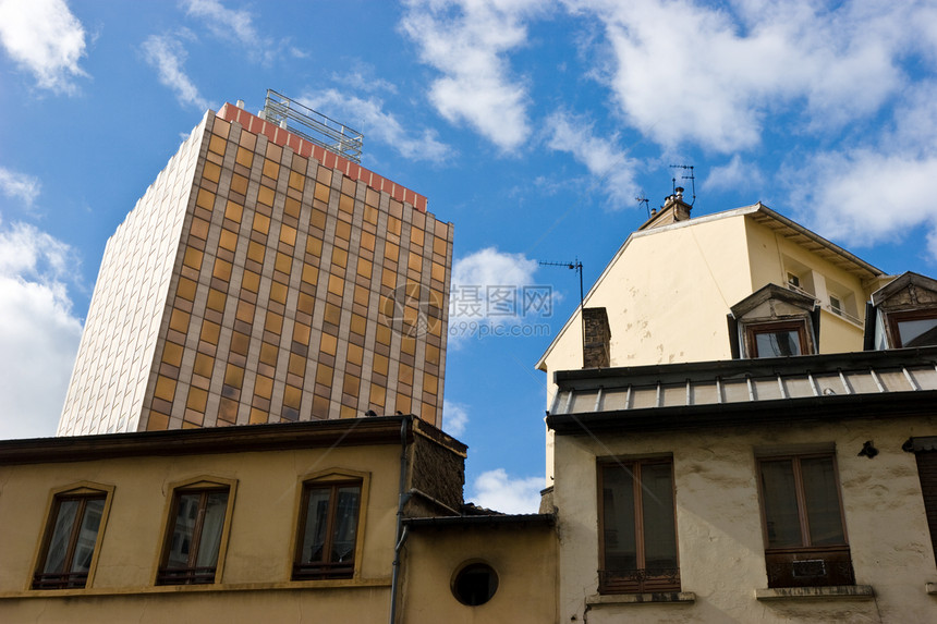 旧和新景观住宅黄色天空财产房子蓝色建筑学城市建筑图片