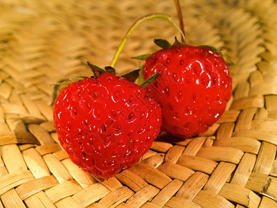 草莓篮子食物水果红色浆果收成黄色宏观稻草背景图片