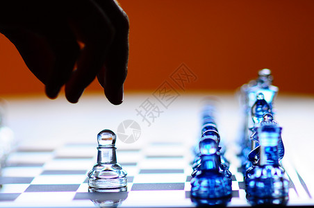 玻璃象棋 单体和轻光手背景图片