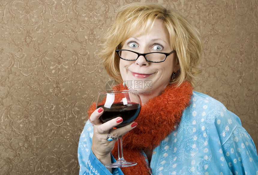 有趣的妇女饮酒酒酒精眼镜狂欢豪饮嘴唇饮料金发女郎鸡肋黄铜色红色图片