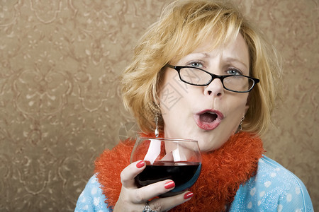 有趣的妇女饮酒酒红色酒精黄铜色嘴唇眼镜狂欢饮料豪饮眼睛鸡肋背景