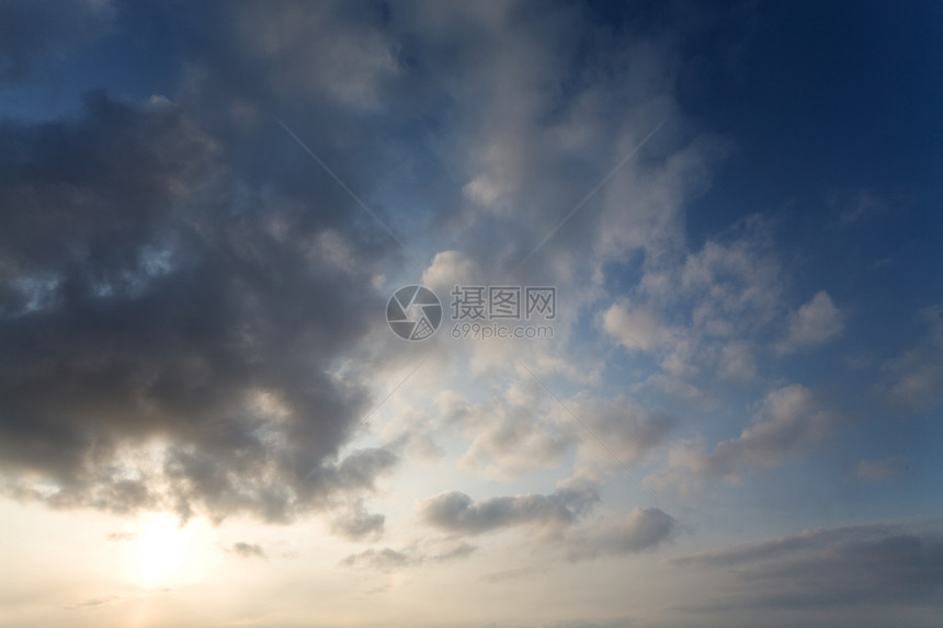 云衰退阳光日光飞行景观蓝色环境天空白色图片