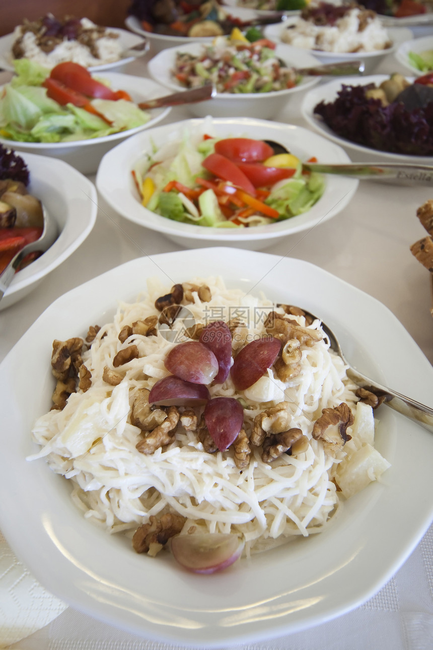 加葡萄 意大利面和坚果的沙拉自助餐桌子水果服务面包用餐餐厅派对白色餐饮图片
