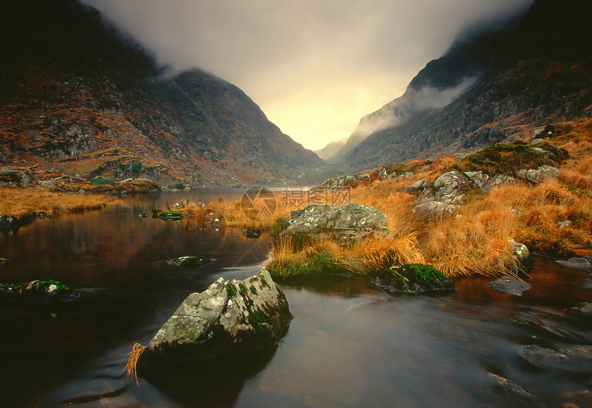 爱尔兰科克里邓洛差距岩石巨石崎岖薄雾风景画报图片