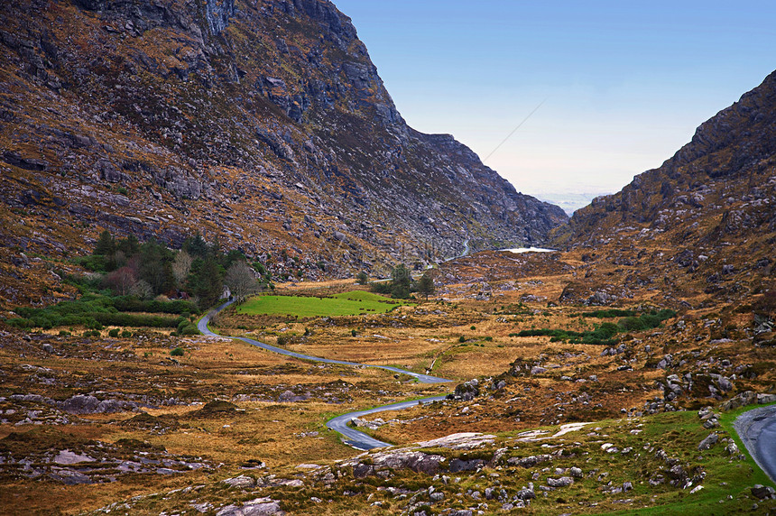 爱尔兰科克里邓洛差距岩石森林巨石树木墙壁缠绕蓝色荒野山脉乡村图片