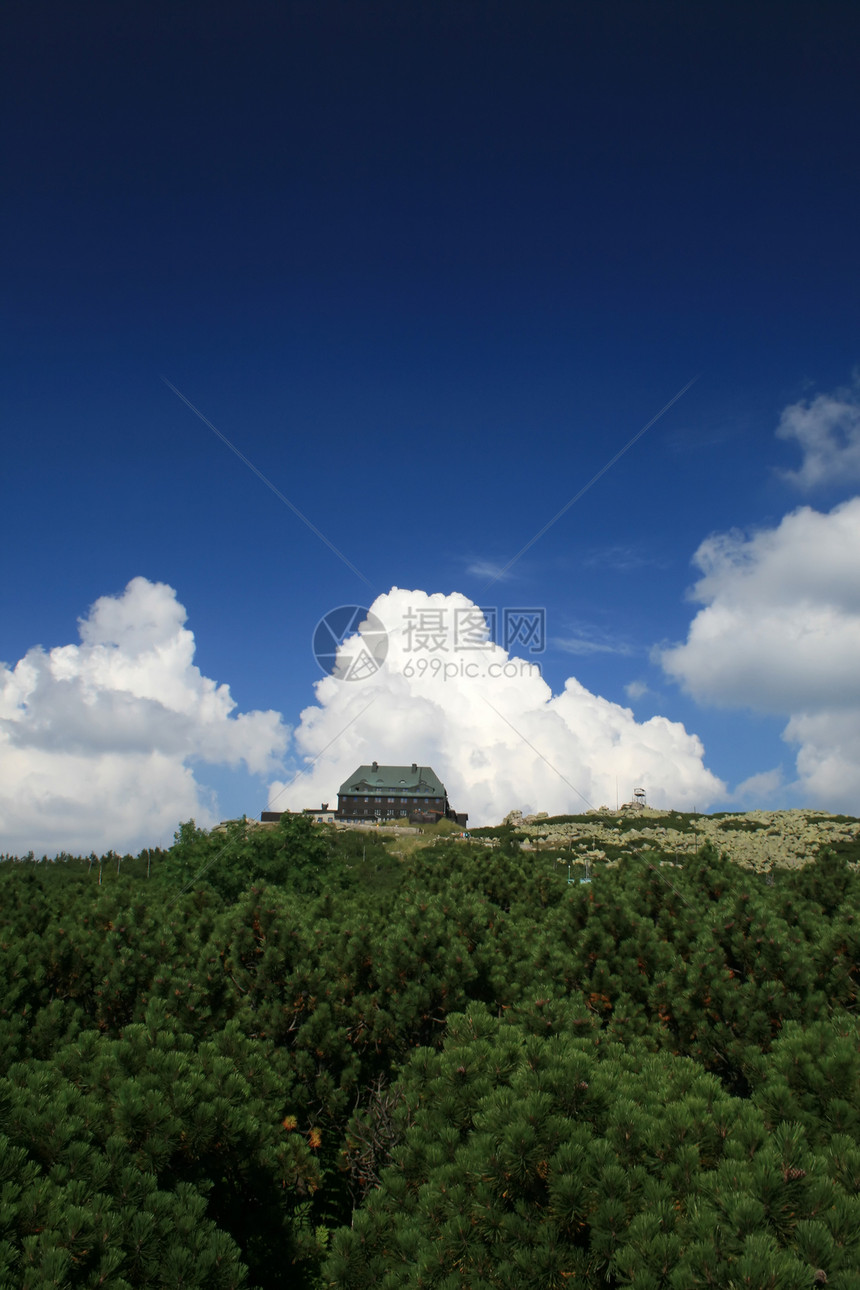 Szrenica的旅馆招待所通道蓝色树木运动天空阴影旅游娱乐建筑艺术图片