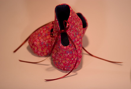 是个女孩粉色礼物新生靴子展示淋浴帮助孩子预期父母背景图片