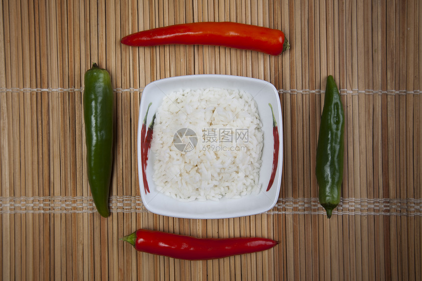 塔塔米垫上一碗白饭主食谷类白色亚裔筷子长粒文化酱汁蔬菜食物图片