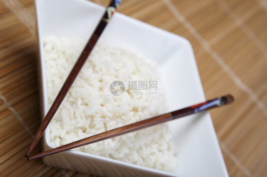 塔塔米垫上一碗白饭谷类文化主食筷子长粒蔬菜香米健康饮食酱汁食物图片