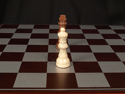 国王与女王游戏棋盘宏观木板战略背景图片