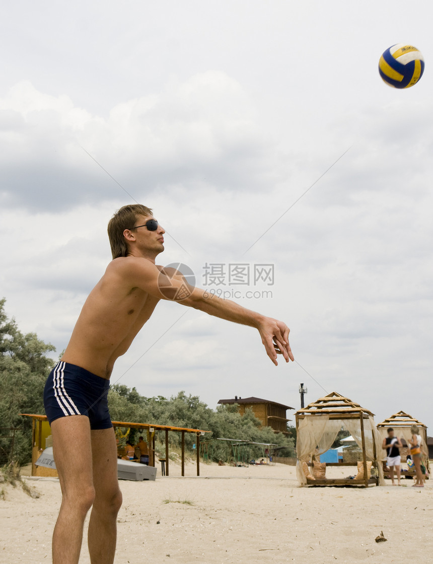 游戏行动排球男人青年竞赛跳跃蓝色假期晒黑玩家图片