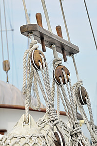 高级帆船细节海洋棕色电缆绳索工具滑轮航海港口索具血管背景图片
