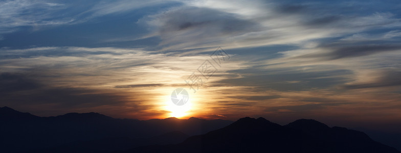 天黑了在黑暗前 在山上 夜幕降临之前背景