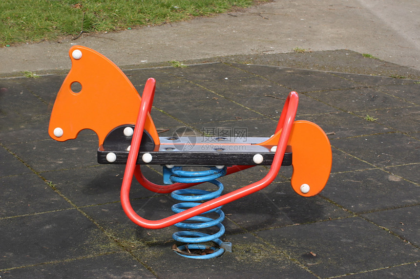 儿童骑车操场乐趣设施游乐红色弹性娱乐公园图片