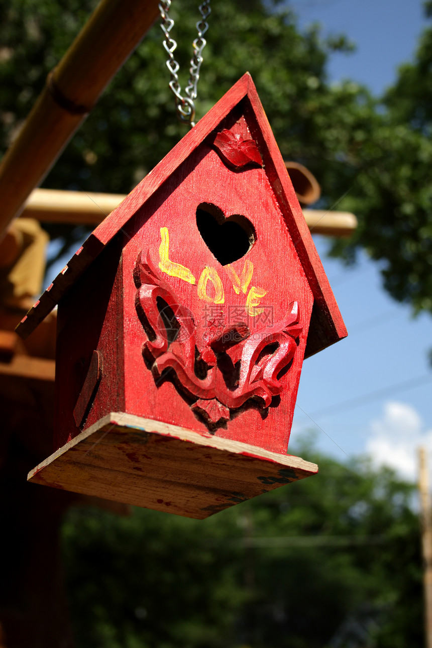 红鸟窝房子红色庇护所栖息栖息地动物图片