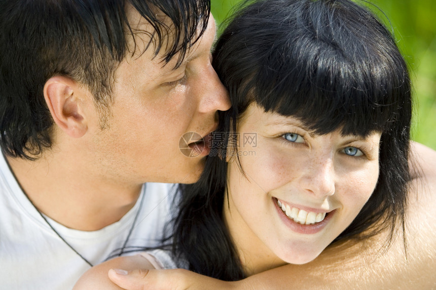公园里的一对年轻夫妇夫妻女性友谊男人家庭幸福拥抱快乐微笑男朋友图片