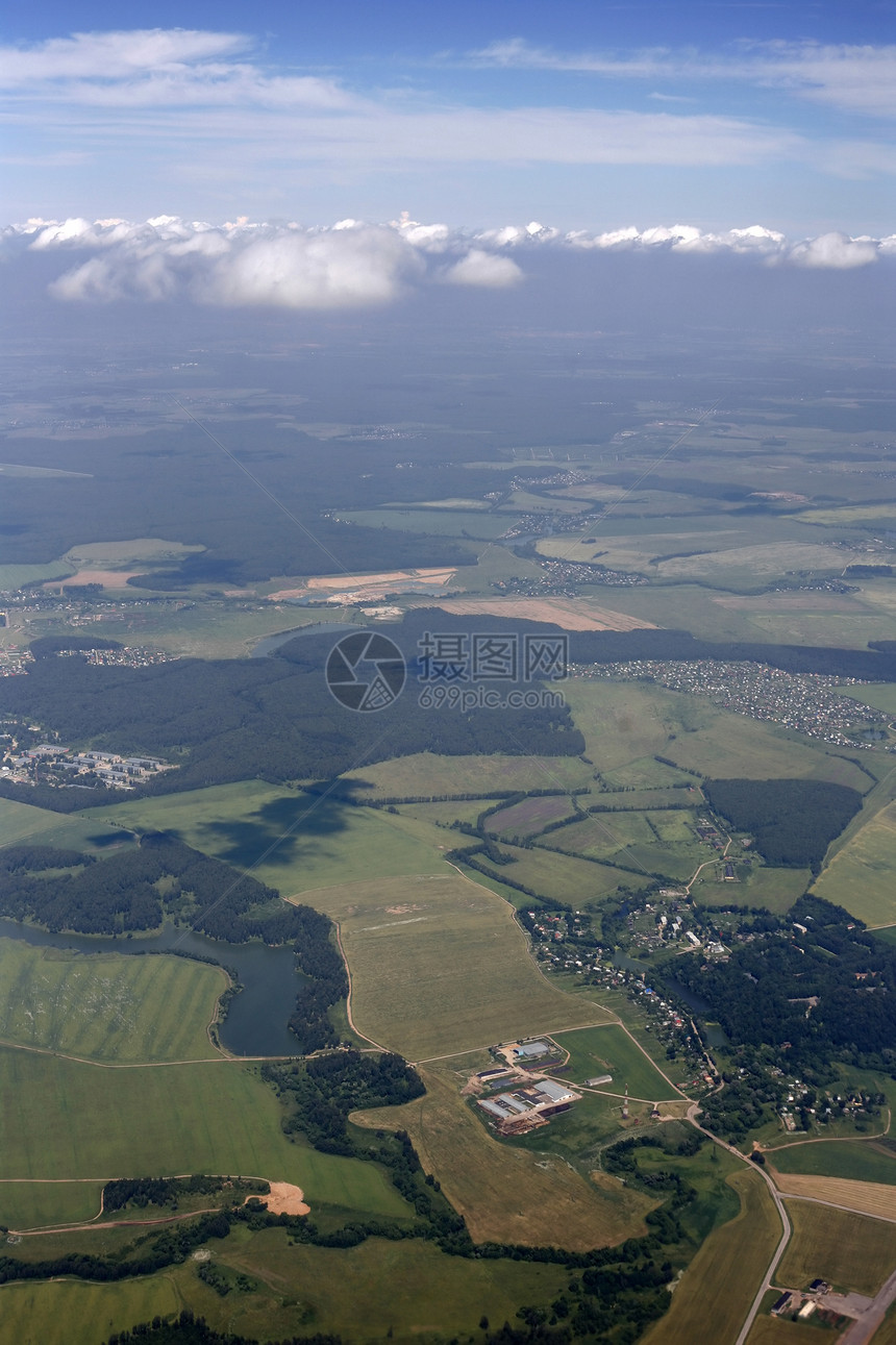 从飞机上飞机场湖泊海拔网格土地航班喷射假期旅行蓝色图片