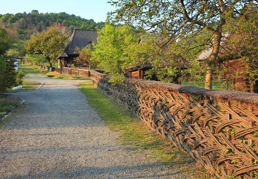 罗马尼亚语村地标旅行人行道传统建筑物村庄住户栅栏花园车道图片