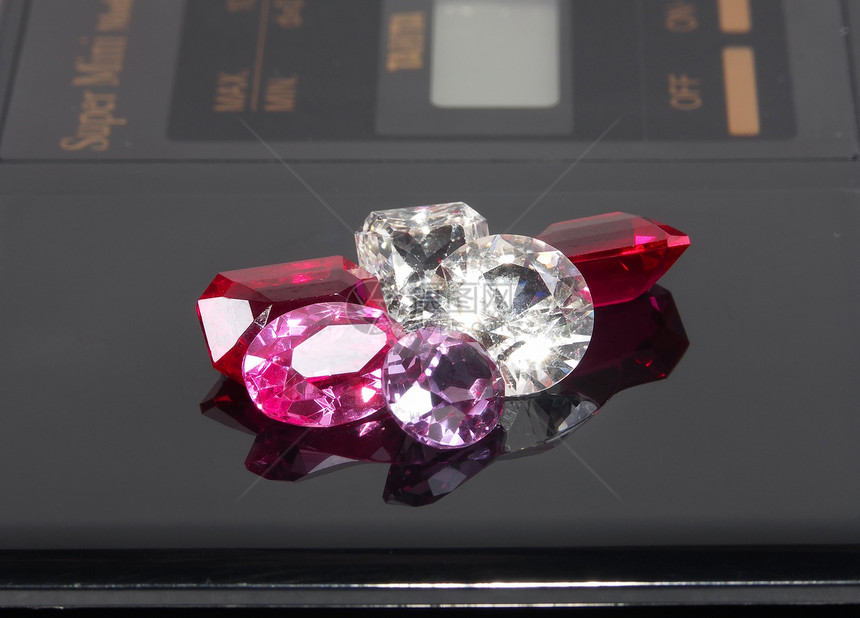 石头在天秤上沉积反射水晶矿物宝石红宝石红色折射乐器钻石立方体图片