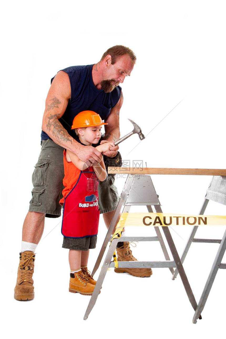 父亲教儿子建筑工程木工锤击男人金属帮助工具教育男生男性锤子图片
