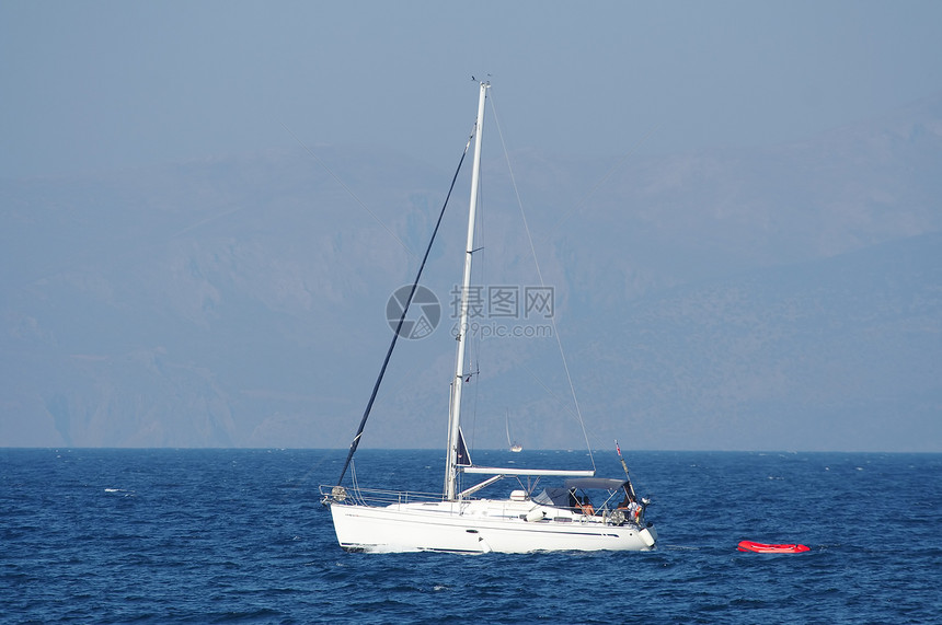 航行游艇男人天空爱好海滩风暴海滨娱乐土地海景图片