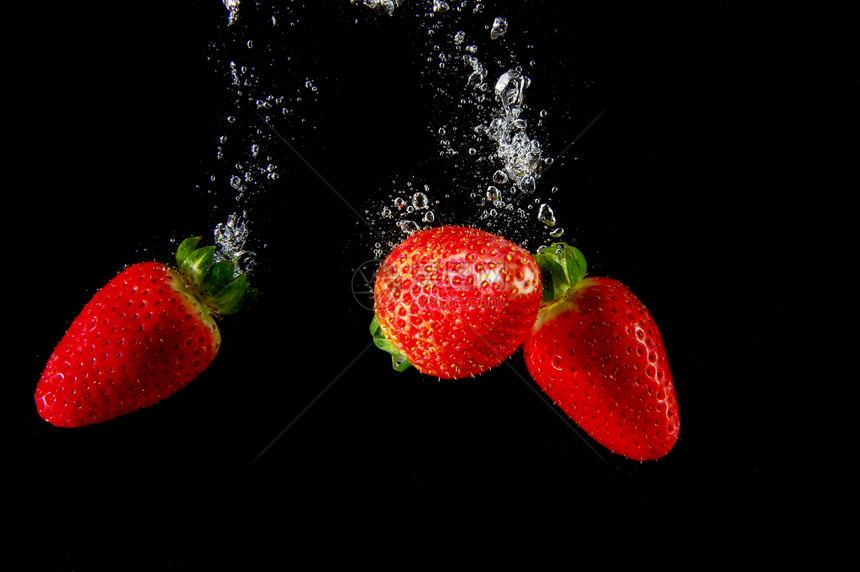 水中的草莓运动饮食水果飞溅空气气泡活力浆果食物果汁图片