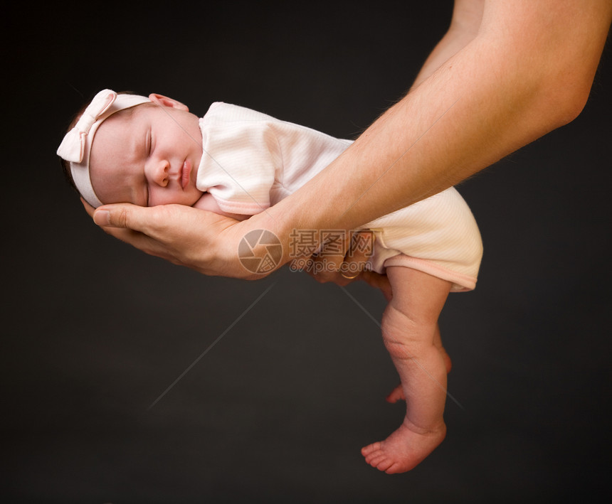 支持手婴儿家庭睡眠婴儿期童年尺寸父亲安全身份女儿图片