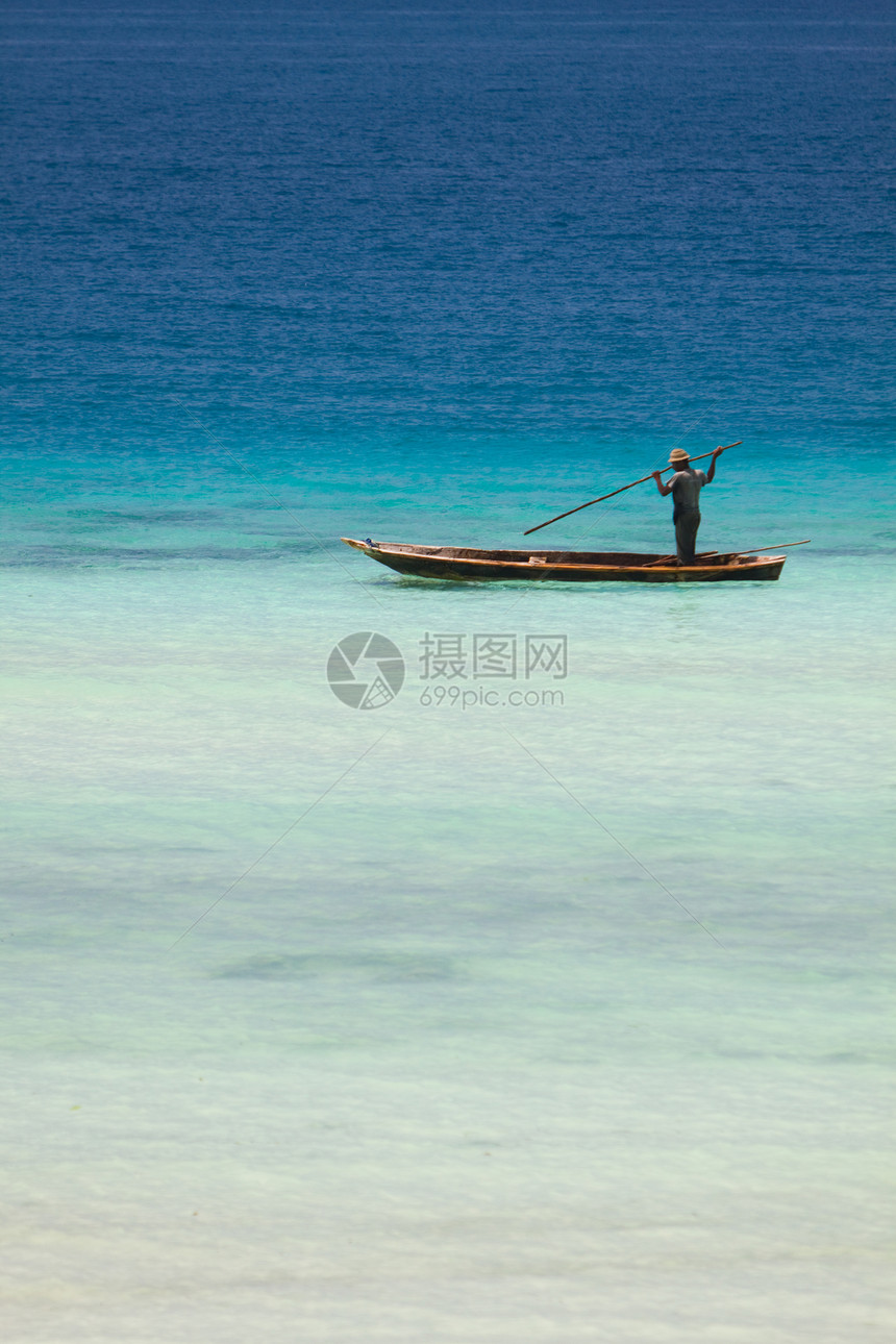 海上船只海滩航程渔夫运输蓝色海岸线假期旅行海滨海岸图片